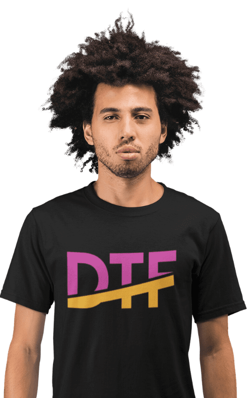 Homem com estampas DTF por metro